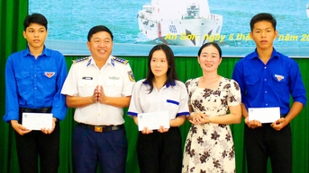 Cảnh sát biển đỡ đầu học sinh nghèo