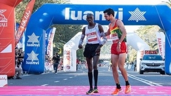 អត្តពលិកអេស្ប៉ាញបានជួយអត្តពលិកកេនយ៉ាឱ្យបញ្ចប់ទីមុន។