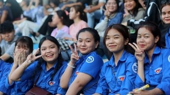Sân ĐH Nha Trang ken cứng cổ động viên, điều tuyệt vời chưa từng có tiền lệ
