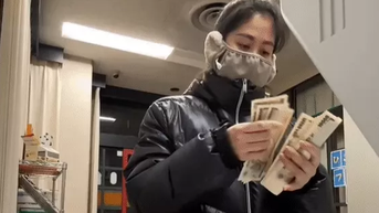 베트남 소녀, 낮은 급여에도 불구하고 일본에 머물려고 노력하는 이유 눈물로 공유