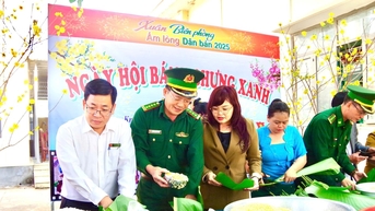 Mang Tết ấm tình quân dân về với bà con vùng biên