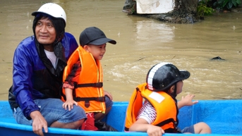 ទឹកជំនន់ជន់លិចផ្ទះ ទីក្រុង Thanh Hoa ជម្លៀសប្រជាជនជាបន្ទាន់