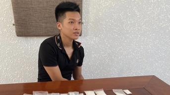 Trang bị súng, còng số 8 để... buôn ma túy