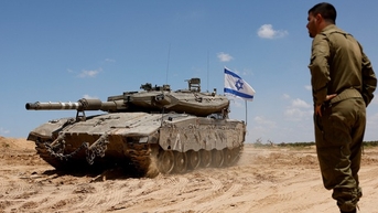 Xe tăng lao qua tổ ong, 10 binh sĩ Israel phải nhập viện