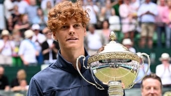 Jannik Sinner vô địch Halle Open, Tommy Paul lên ngôi ở Queen's Club