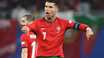 Bạn gái nóng bỏng bay sang Đức cổ vũ Ronaldo, HLV Martinez tiết lộ một sự thật