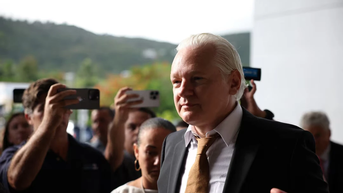 Nhà sáng lập WikiLeaks chính thức nhận tội
