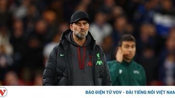 Liverpool thua sốc, HLV Klopp nói cầu thủ "mất trí"