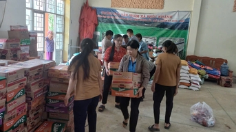Ấm lòng món quà từ Làng Nủ gửi đến rốn lũ Lệ Thủy