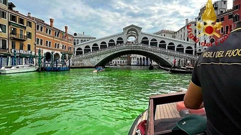 Nước kênh đào ở Venice bất ngờ đổi thành màu xanh huỳnh quang