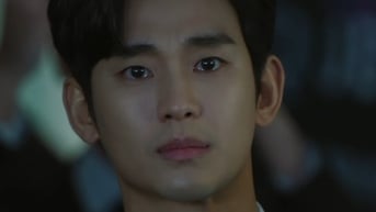 Đôi mắt 'gắn sao' say đắm của Kim Soo Hyun trong Nữ hoàng nước mắt