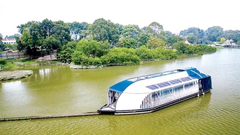 Những “du thuyền” thu gom rác trên sông