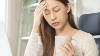 Bác sĩ khuyên hãy điều chỉnh lượng cà phê nếu gặp những triệu chứng sau