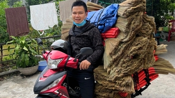 Chạy xe máy 200km bán hàng để tìm lời giải, sao làm giàu được từ chổi chít?