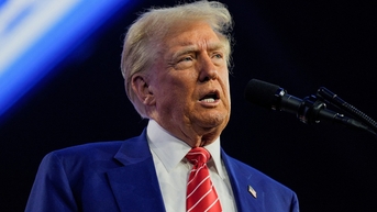 លោក Trump មានការខកចិត្តដោយសារតែទង់ជាតិសហរដ្ឋអាមេរិកត្រូវបានបង្ហោះនៅពាក់កណ្តាលដើមនៅឯពិធីសម្ពោធ។