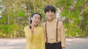 수천 명의 사람들이 영화 제작진 "작은 햄릿 이야기"를 보기 위해 샘 마운틴에 왔습니다.
