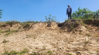 Đê chực chờ vỡ, dân 'đứng ngồi không yên'