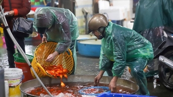 Cung ứng 20 tấn cá, chợ Yên Sở tấp nập người mua bán sát ngày lễ ông Công ông Táo