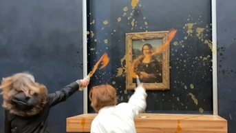 Người biểu tình ném súp vào bức tranh Mona Lisa ở Paris