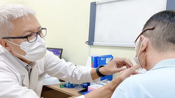 Sợ mổ, người đàn ông uống nước lá cây xạ đen khiến khối u ngày càng lớn