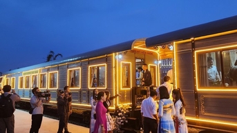 Khám phá Đà Lạt về đêm bằng xe lửa cổ