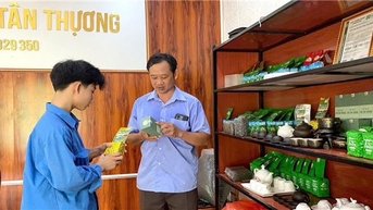 សមាជិកបក្សត្រួសត្រាយនៅ Son Duong