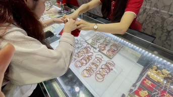 Giá vàng liên tiếp phá kỷ lục, vàng nhẫn 999.9 bán ra 74,53 triệu đồng/lượng