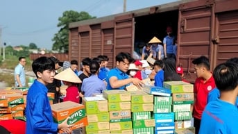 Chuyến hàng đầu tiên bằng đường sắt đã đến với đồng bào vùng bị thiên tai