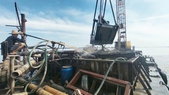 Kỳ công xử lý cát sạch đưa về công trường cao tốc Cao Lãnh