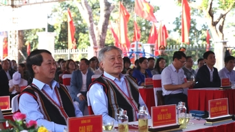 Phó Thủ tướng Thường trực Nguyễn Hòa Bình dự Ngày hội Đại đoàn kết toàn dân tộc tại làng Ia Nueng