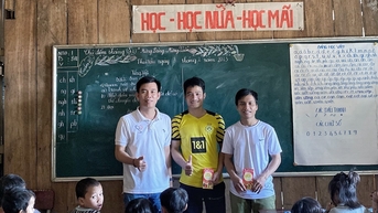 Nam kỹ sư 10 năm cõng gạch, băng rừng xây trường cho trẻ vùng cao