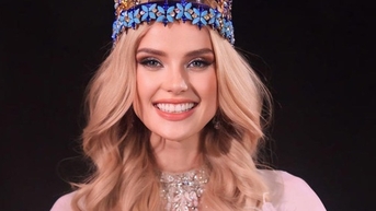 Đầm hồng có thật sự mang lại may mắn tại Miss World?
