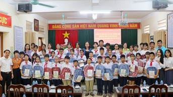 Ngành giáo dục Hà Nội thăm, tặng quà học sinh vùng bị ngập lụt