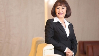 재벌 당 반 탄의 아내가 사임한 지 얼마 되지 않아 설탕 회사 이사회에 출마했습니다.
