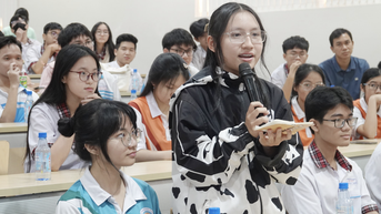 Học sinh thích thú với tên lửa, băn khoăn liệu AI có hủy diệt con người?