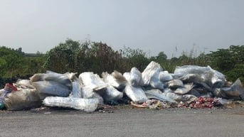 Phạt tài xế xe tải đổ trộm rác thải trên đường ở TP.HCM