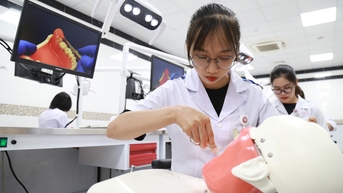 Đại học Duy Tân lên tiếng vụ ‘học ngành bác sĩ răng – hàm – mặt nhưng nhận bằng bác sĩ nha khoa’
