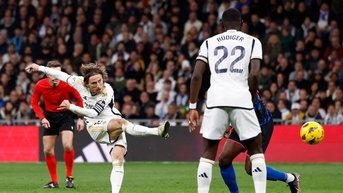 Luka Modric lập siêu phẩm giúp Real Madrid đánh bại Sevilla