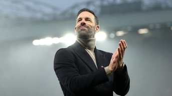 Ruud van Nistelrooy sẽ được giữ lại