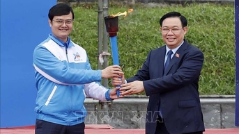 국회의장 Vuong Dinh Hue가 2024년 청년의 달 및 봄나무 심기 축제 출범식에 참석했습니다.