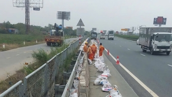 Làm tường chắn ngăn ngập nước trên cao tốc Pháp Vân