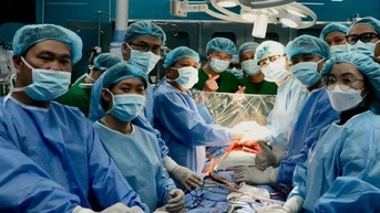 Tùng Dương và y bác sĩ hát ca khúc Hạnh phúc nghề y
