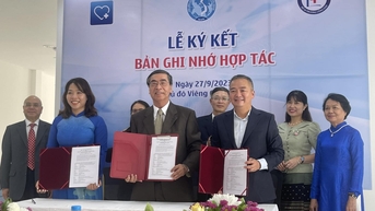 Vun đắp tình hữu nghị Việt Nam - Lào từ lĩnh vực y tế