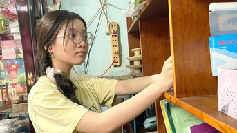 Nữ sinh Củ Chi vừa học bài vừa dỗ mẹ bệnh tâm thần đã đậu Đại học Bách khoa TP.HCM