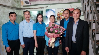 Công đoàn Hà Nội động viên, chia sẻ kịp thời tới nữ đoàn viên khó khăn