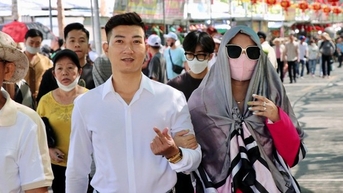 많은 사람들이 새해가 시작되면 추아찬산의 신성한 탑으로 모여 기도를 드립니다.