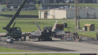 Tiêm kích tàng hình F-22 Mỹ chúi mũi trên đường băng
