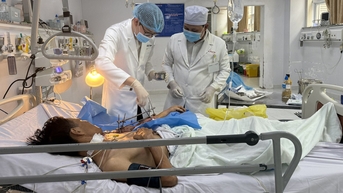 Nối cánh tay nam thanh niên bị đứt lìa do bánh răng ròng rọc