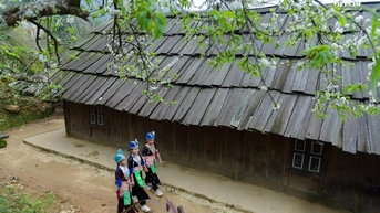Nét đẹp độc đáo của những ngôi nhà cổ lợp mái gỗ Sau dưới chân núi Puxailaileng