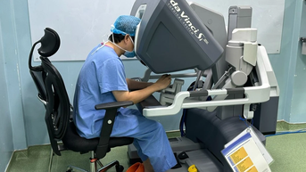 Phẫu thuật robot điều trị ung thư đại tràng cho cụ bà 89 tuổi